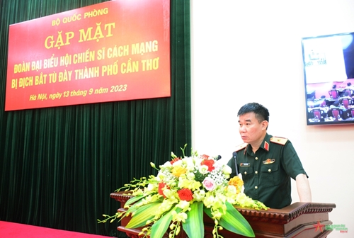 Bộ Quốc phòng trao quà tặng 47 chiến sĩ cách mạng bị địch bắt tù đày TP Cần Thơ